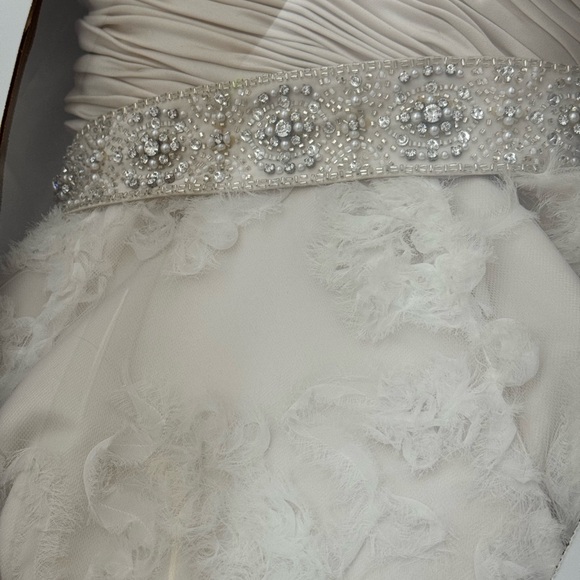 Preserved ivory wedding dress with beaded belt & vail - Picture 15 of 15